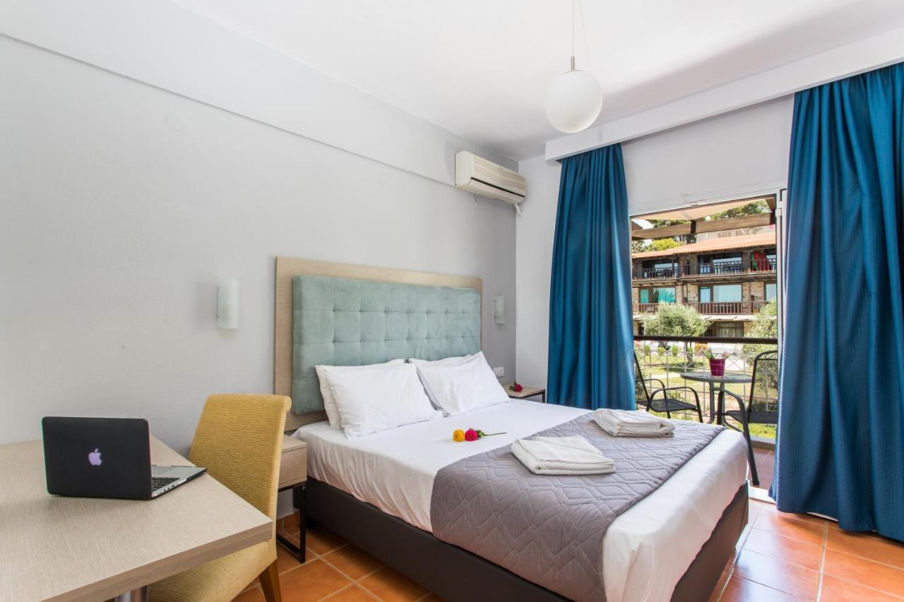 Coral Blue Beach Hotel เยราคินิ ภายนอก รูปภาพ